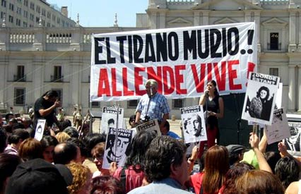 El tirano murió, Allende vive